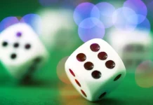 Λάρισα: «Ντου» της αστυνομίας σε κατάστημα – Τους έπιασαν με τα ζάρια στο χέρια