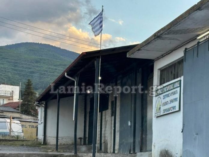Σπερχειάδα: Άγνωστος ύψωσε σημαία της Χούντας