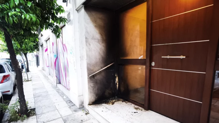 Γκύζη: Εμπρηστικός μηχανισμός σε πολυκατοικία