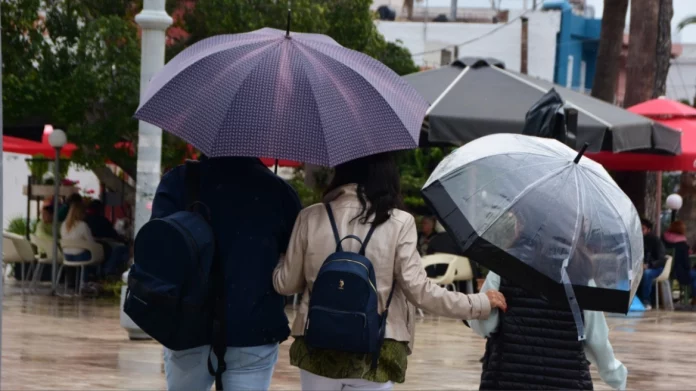 Καιρός: Πλημμύρισαν οι δρόμοι σε Καρδίτσα και Πήλιο, πού χιόνισε – Δείτε live την πορεία της κακοκαιρίας