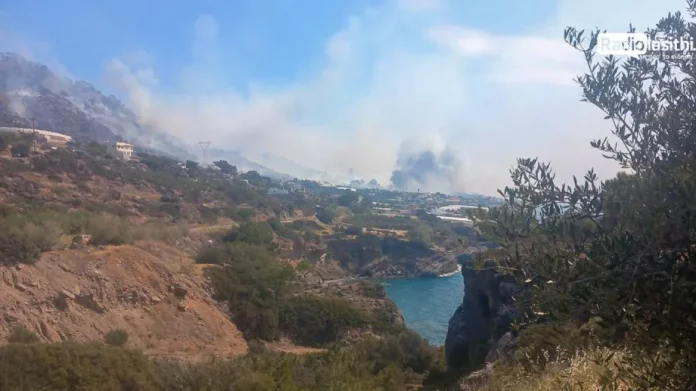 Φωτιά στην Ιεράπετρα: Ενισχύονται συνεχώς οι δυνάμεις της Πυροσβεστικής – Διασωληνωμένος 74χρονος με εγκαύματα