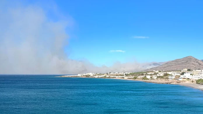 Κρήτη: Μεγάλη φωτιά στην Ιεράπετρα, πνέουν άνεμοι 8 μποφόρ – 112 για εκκενώσεις οικισμών