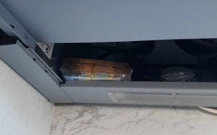 Ο απορροφητήρας «έκρυβε» 20.000€, 1 κιλό κοκαΐνης και 2 κιλά χασίς