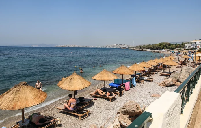 Τροπολογία «συγχωροχάρτι» για τις αυθαιρεσίες στις παραλίες – Αναστέλλονται όλες οι κυρώσεις