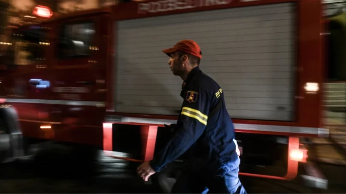 Φωτιά σε εγκαταλελειμμένο κτίριο επί της Κουμουνδούρου στην Αθήνα