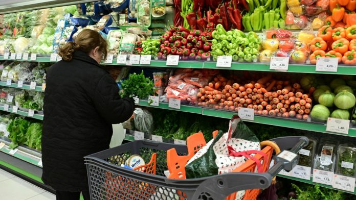 Σούπερ μάρκετ: Φαρμάκι οι τιμές σε 4.000 προϊόντα τον Ιούνιο – 300% το καπέλο από το χωράφι στο ράφι