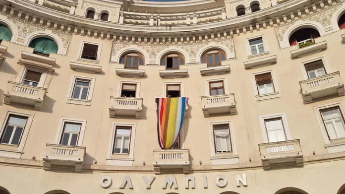 Θεσσαλονίκη: «Παίρνουμε πίσω την Αριστοτέλους» – Συγκέντρωση μελών της ΛΟΑΤΚΙ κοινότητας έξω από το Ολύμπιον