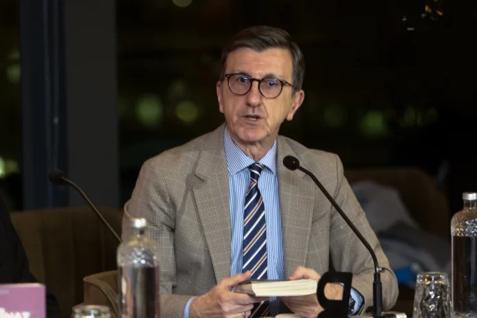 Για τον Κασσελάκη και την…Καρντάσιαν από τον «Πρωτοψάλτη» του Μαξίμου (VIDEO)
