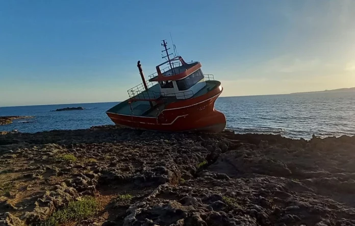Πλοίο λαθροδιακινητών ξεβράστηκε στην παραλία Μπάρλα της Μεσσηνίας – (ΦΩΤΟ)