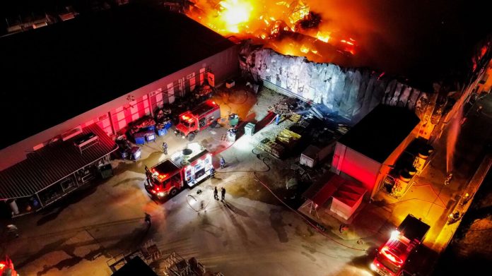 Λαμία: Εμπρησμός η πυρκαγιά στο εργοστάσιο τροφίμων – Τα στοιχεία που εξετάζει η πυροσβεστική