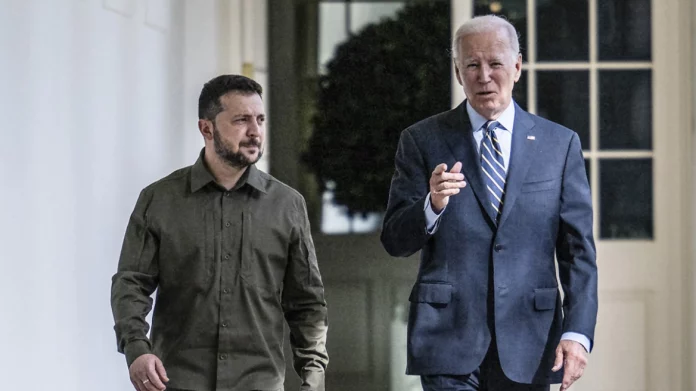 Politico: Ο Μπάιντεν έδωσε κρυφά άδεια στην Ουκρανία να χτυπήσει τη Ρωσία με αμερικανικά όπλα