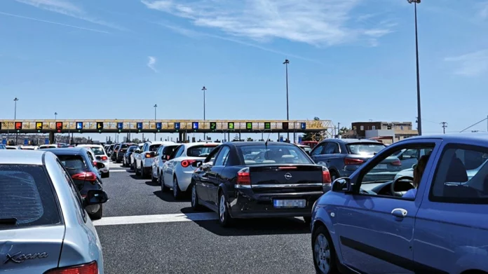 Ουρές χιλιομέτρων για τους εκδρομείς του Πάσχα που επιστρέφουν – Σε ποια σημεία έχουμε μποτιλιάρισμα