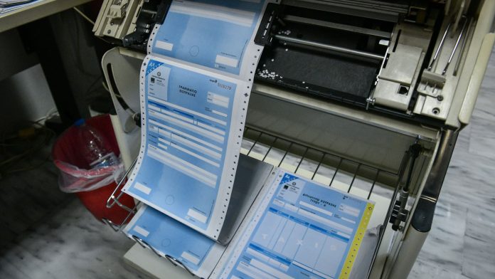 Αυξάνονται τα χρεωστικά ραβασάκια της εφορίας