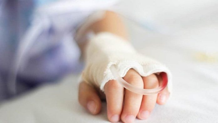 Θεσσαλονίκη: Κοριτσάκι 2 ετών υπέστη εγκαύματα – Ο πατέρας της έβαζε βενζίνη με μπιτόνι σε ΙΧ