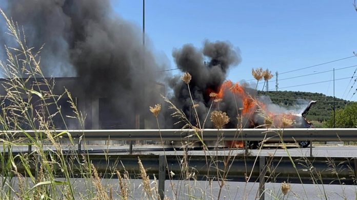 Φωτιά σε τέσσερα οχήματα σε εμπορικό κέντρο στη Θεσσαλονίκη