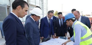 Θριάσιο: Λεκτική αντιπαράθεση ανάμεσα στον Άδωνι Γεωργιάδη και σε συνδικαλιστές – Τους ανέβασε στο βήμα της εκδήλωσης