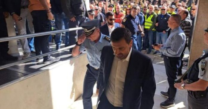 Αστυνομικοί γιούχαραν τον υφυπουργό Προστασίας του Πολίτη στα Ιωάννινα (VIDEO)