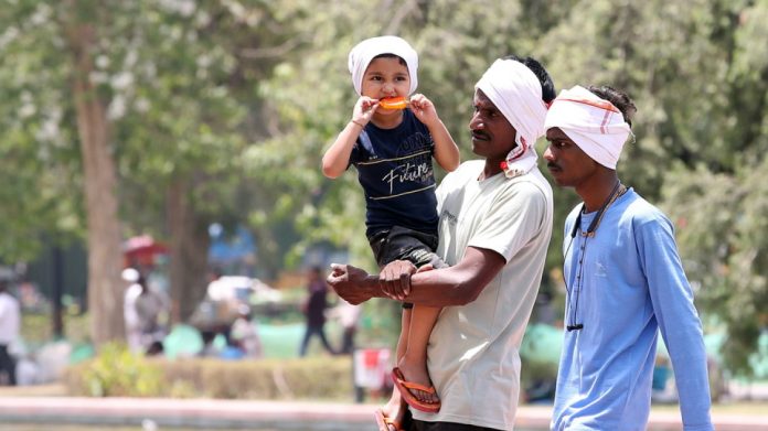 Ινδία: Τουλάχιστον 15 νεκροί μέσα σε 24 ώρες λόγω του ακραίου καύσωνα που πλήττει μέρος της χώρας