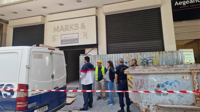 Θεσσαλονίκη: Δύο γυναίκες περπατούσαν στο δρόμο και τους έπεσαν καδρόνια στο κεφάλι – Φωτογραφίες