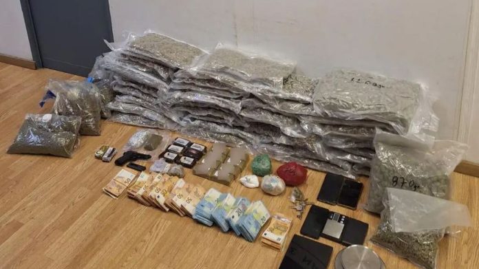 Βάρη: Βρήκαν 25 κιλά κάνναβης σε σπίτια – Τρεις συλλήψεις