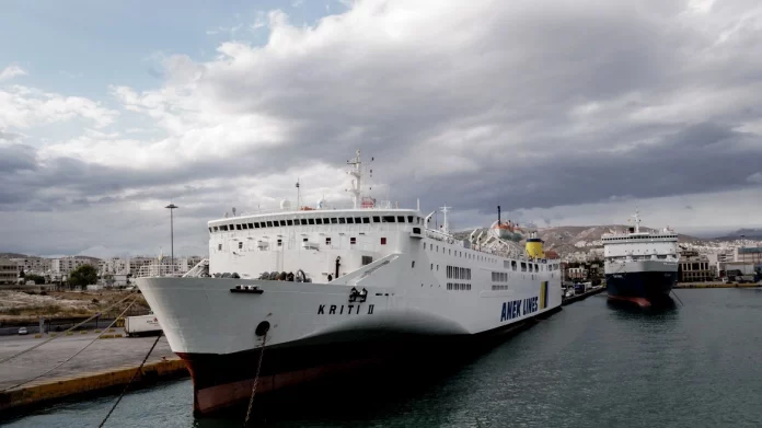 Aπαγόρευση απόπλου του πλοίου «Κρήτη ΙΙ» λόγω βλάβης – Ταλαιπωρία για 669 επιβάτες