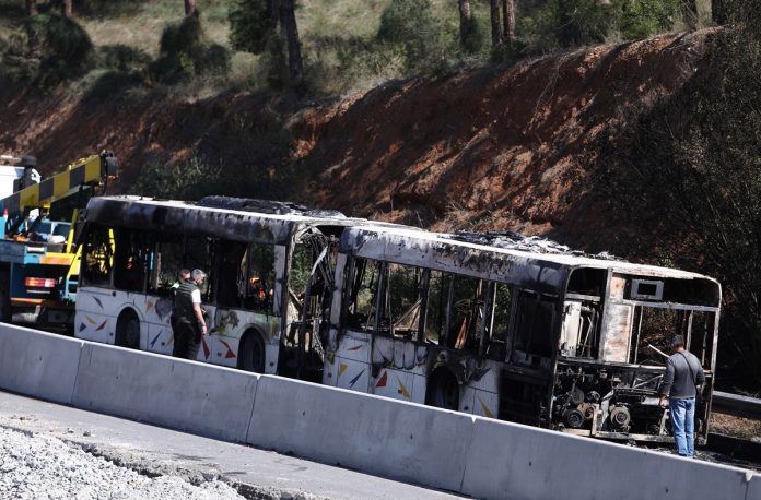 Θεσσαλονίκη: Κάηκε ολοσχερώς λεωφορείο του ΟΑΣΘ στον Περιφερειακό – Δείτε φωτογραφίες και βίντεο