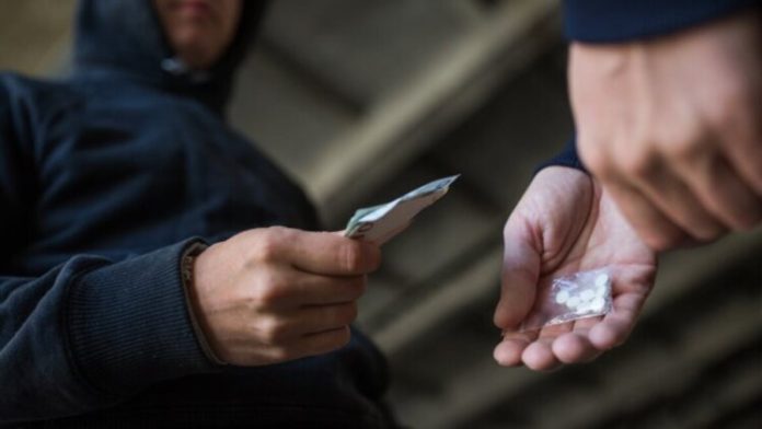 Διακινούσε «φιξάκια» ηρωίνης και κοκαΐνης στον Βόλο