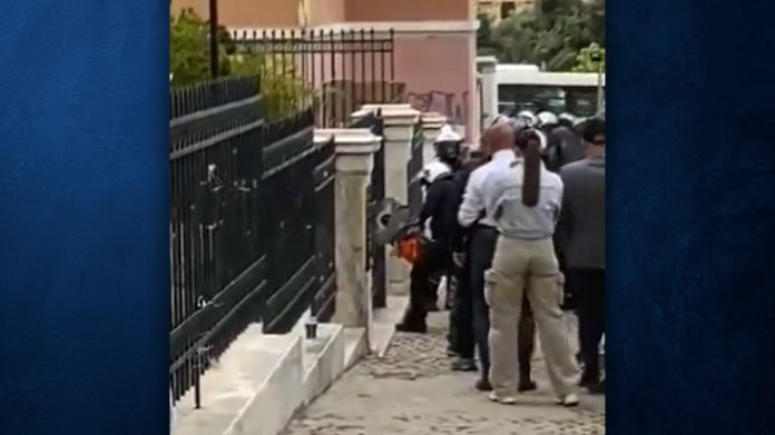 Επιχείρηση της ΕΛΑΣ για εκκένωση της κατάληψης στη Νομική Σχολή