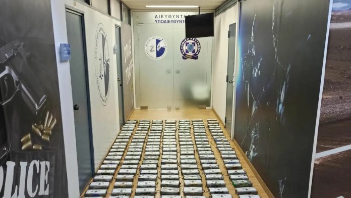 Πειραιάς: Πώς εξαρθρώθηκε η διεθνής σπείρα που μετέφερε 210 κιλά κοκαΐνης σε κοντέινερ – Ο εγκέφαλος, οι «μπράβοι» και τα πακέτα «Sparta»