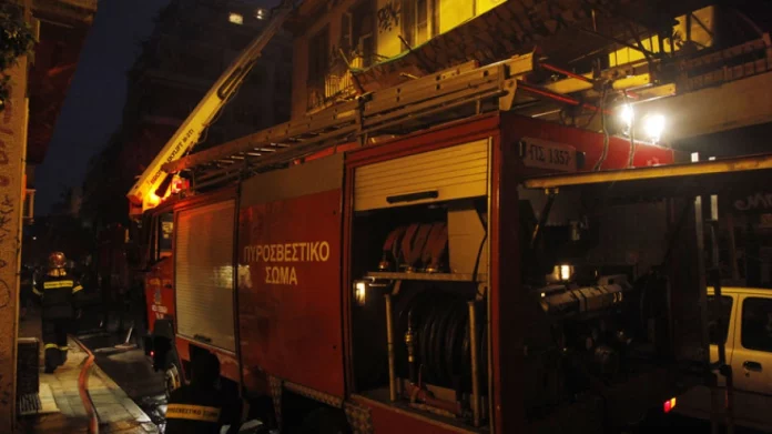 Χωρίς τις αισθήσεις του εντοπίστηκε άνδρας μετά από κατάσβεση φωτιάς σε διαμέρισμα στον Ταύρο