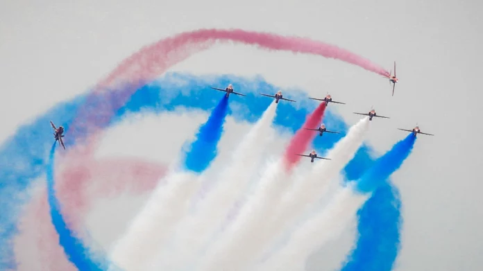 Αεροπορική επίδειξη των Red Arrows στο Φλοίσβo – (VIDEO-ΦΩΤΟ)