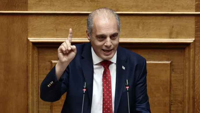 Βελόπουλος στη Βουλή: Ο Καρακούκης έχει εμπλακεί εμμέσως στην ιστορία με τα Τέμπη και τον φέρνετε από το παράθυρο στο νομοσχέδιο