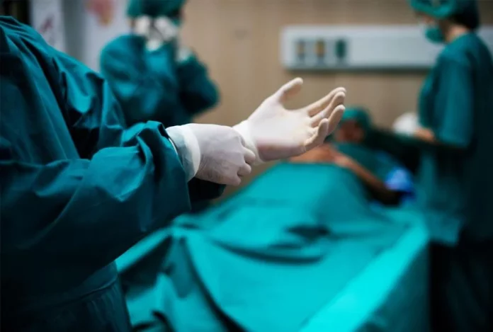 Λάρισα: Γιατρός που καταδικάστηκε για «φακελάκι» πήγε στο νοσοκομείο και επιχείρησε να χειρουργήσει ξανά!