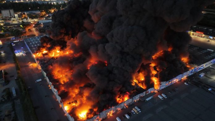 Βίντεο: Μεγάλη πυρκαγιά σε αποθήκες όπλων και πυρομαχικών προοριζομένων για την Ουκρανία στο Ραντόμ της Πολωνίας!