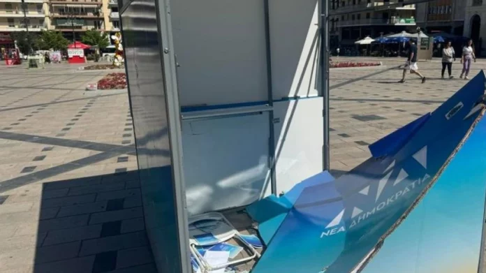 Πάτρα: Κατέστρεψαν το εκλογικό περίπτερο της ΝΔ