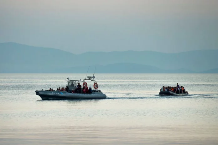 «Άγρια Δύση το Αιγαίο»: BBC και Daily Mail «πυροβολούν» με ρεπορτάζ και βίντεο το Λιμενικό για τους μετανάστες