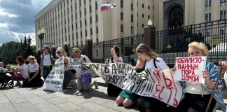 Ρωσία: Διαμαρτυρία Ρωσίδων έξω από το υπουργείο Άμυνας της Μόσχας – Ζητούν τους άνδρες τους που πολεμούν πίσω