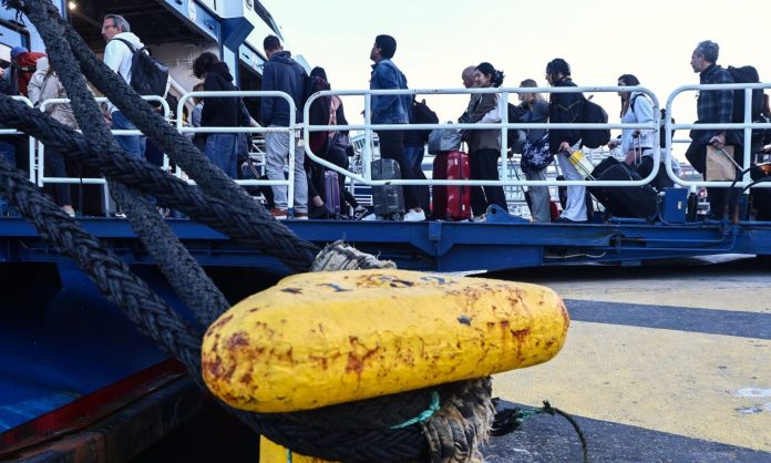 «Φωτιά» τα ακτοπλοϊκά εισιτήρια: Πάνω από 1.000 ευρώ για να πάει μια οικογένεια στη Ρόδο