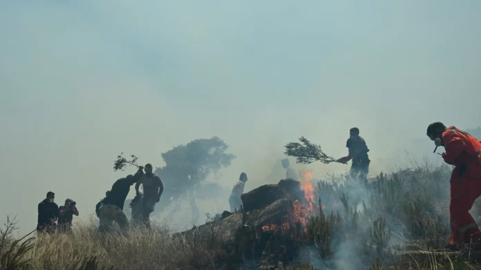 Φωτιά στην Κερατέα: 52 απεγκλωβισμοί και δεκάδες εκκενώσεις