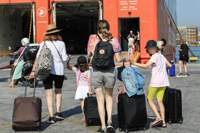 Ακρίβεια: Όνειρο θερινής νυκτός οι διακοπές για τους Έλληνες – Εφιάλτης τα ακτοπλοϊκά εισιτήρια