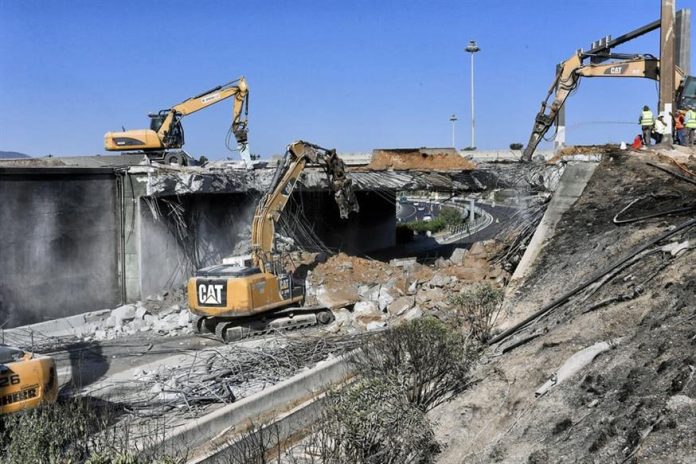 Ίσθμια: Αποκλεισμένοι κάτοικοι ζητούν ασθενοφόρο και πυροσβεστικό – Πότε θα λειτουργήσει η βυθιζόμενη γέφυρα