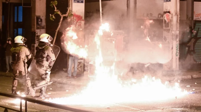 Επεισόδια τα ξημερώματα στα Εξάρχεια – Τραυματίστηκαν τρεις αστυνομικοί και προσήχθησαν 22 άτομα