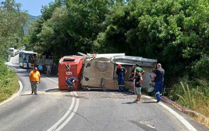 Κέρκυρα: Ανετράπη πυροσβεστικό όχημα – Δύο πυροσβέστες ελαφρά τραυματίες