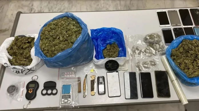 Χανιά: Διακινούσαν πάνω από ενάμισι κιλό κάνναβης και κοκαΐνη