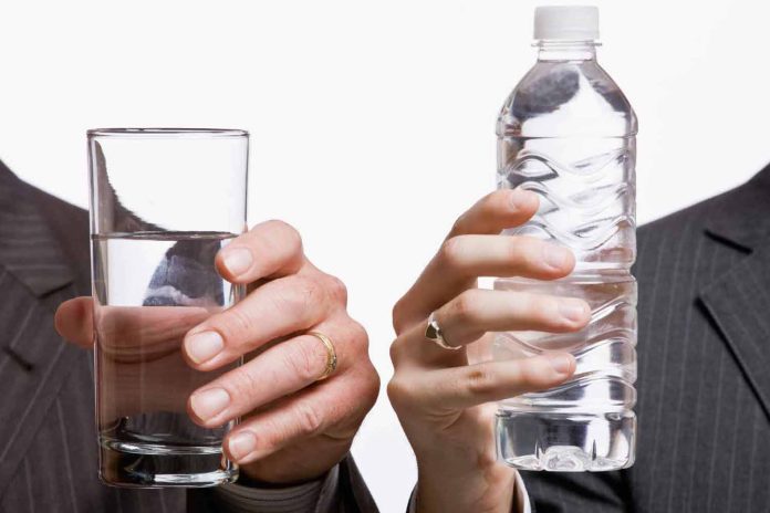 Αναβάλλεται προσωρινά η «κομπίνα» με τα εμφιαλωμένα νερά, αναψυκτικά, ροφήματα κ.λ.π. – Δεν υπάρχουν ακόμα σημεία επιστροφής συσκευασιών