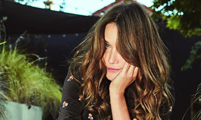 Κάρλα Μπρούνι: Συγκλονίζει για την μάχη της με τον καρκίνο – “Θέλω να δω την κόρη μου να μεγαλώνει”