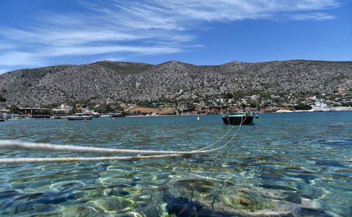Σαλαμίνα: Αυτοκίνητο «βούτηξε» στη θάλασσα