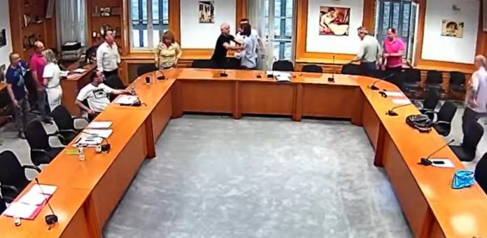 Λιβαδειά: Παραλίγο να πιαστούν στα χέρια ο δήμαρχος με τον προκάτοχό του (video)