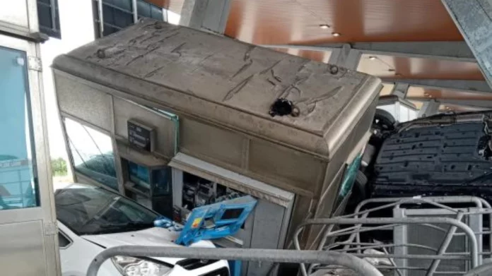 Δυστύχημα στην Ιταλία: ΙΧ έπεσε με μεγάλη ταχύτητα πάνω σε άλλα δύο σε διόδια – Τρεις νεκροί (φωτο)