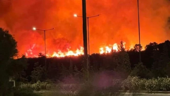 Φωτιά στην Κερατέα: Καίει κοντά σε σπίτια, ήχησε το 112 – (VIDEO-ΦΩΤΟ)